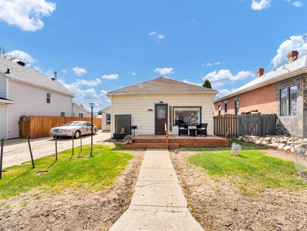 Third View of 819B 3 Street SE, River Flats, Medicine Hat, Alberta, T1A0J4