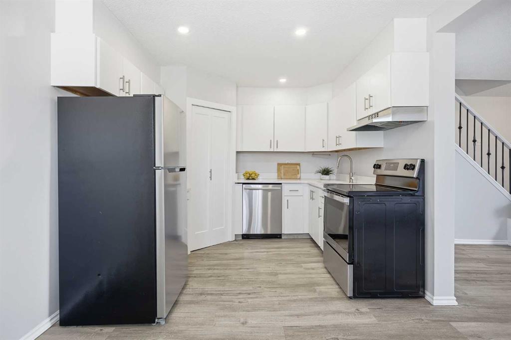 Third View of 17, 3809 45 Street SW, Glenbrook, Calgary, Alberta, T3E 3H4