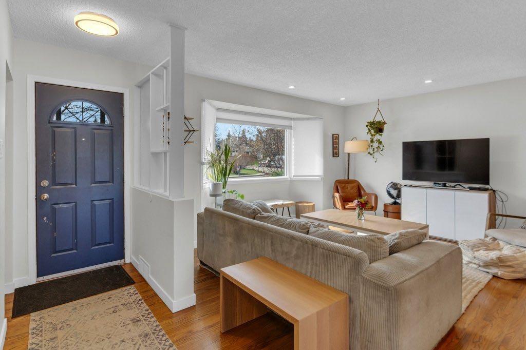 Fifth View of 2728 45 Street SW, Glenbrook, Calgary, Alberta, T3E 3Y4