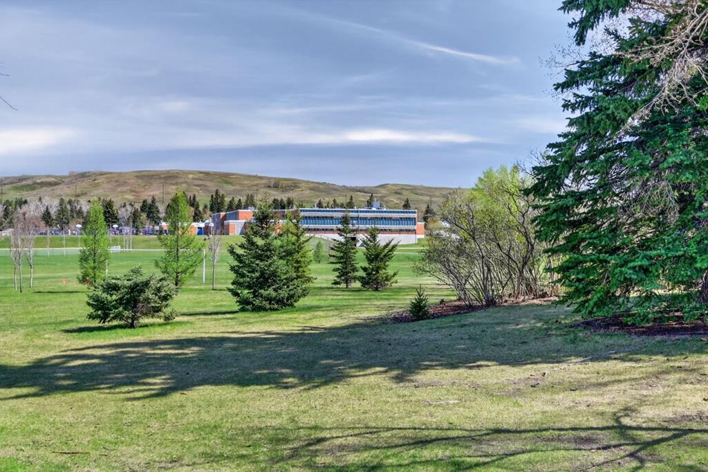 Fifth View of 3811 24 Street NW, Charleswood, Calgary, Alberta, T2L 0Y8