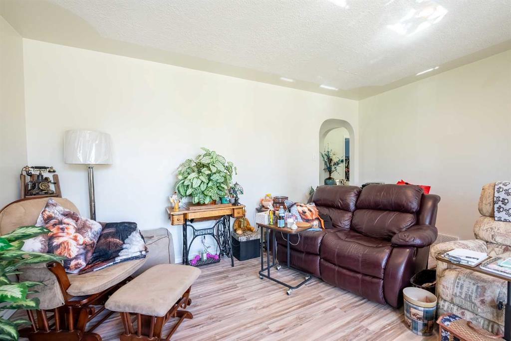Fifth View of 734 4 Street S, London Road, Lethbridge, Alberta, T1J 2B1