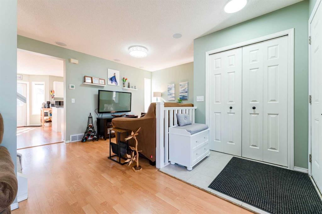 Fifth View of 198 Somerside Park SW, Somerset, Calgary, Alberta, T2Y 3G3