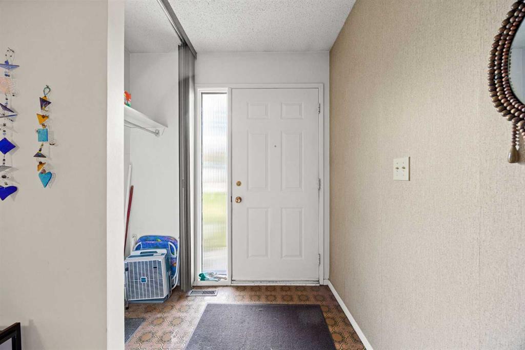 Third View of 8, 4940 39 Avenue SW, Glenbrook, Calgary, Alberta, T3E 6M7