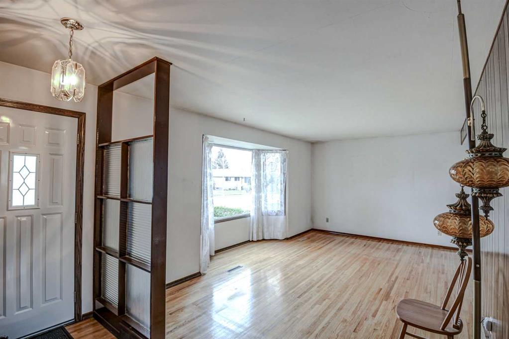 Fourth View of 544 Thornhill Place NW, Thorncliffe, Calgary, Alberta, T2K 2S7