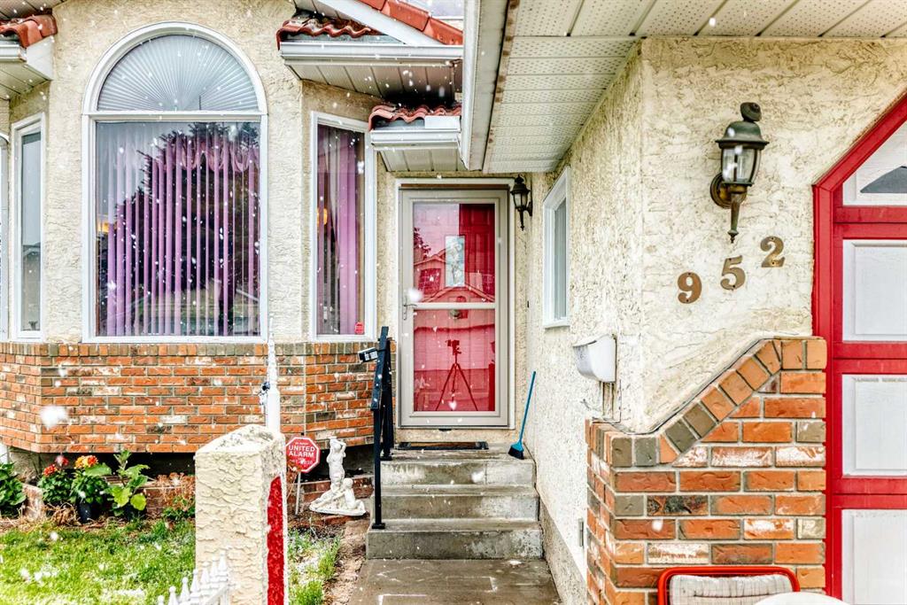 Fifth View of 952 Applewood Drive SE, Applewood Park, Calgary, Alberta, T2A7N3