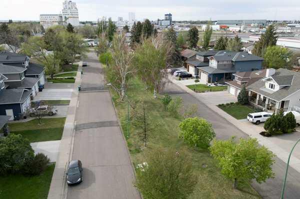 Fifth View of 418 Dieppe Boulevard S, Glendale, Lethbridge, Alberta, T1J3X1
