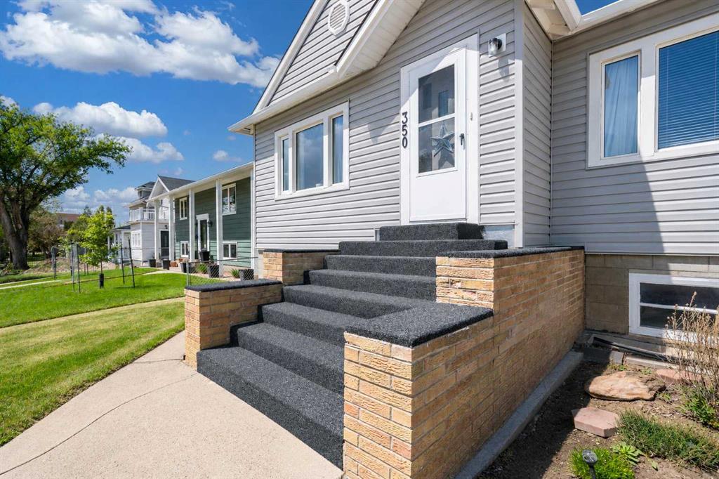 Third View of 350 4 Street SW, SW Hill, Medicine Hat, Alberta, T1A6M8