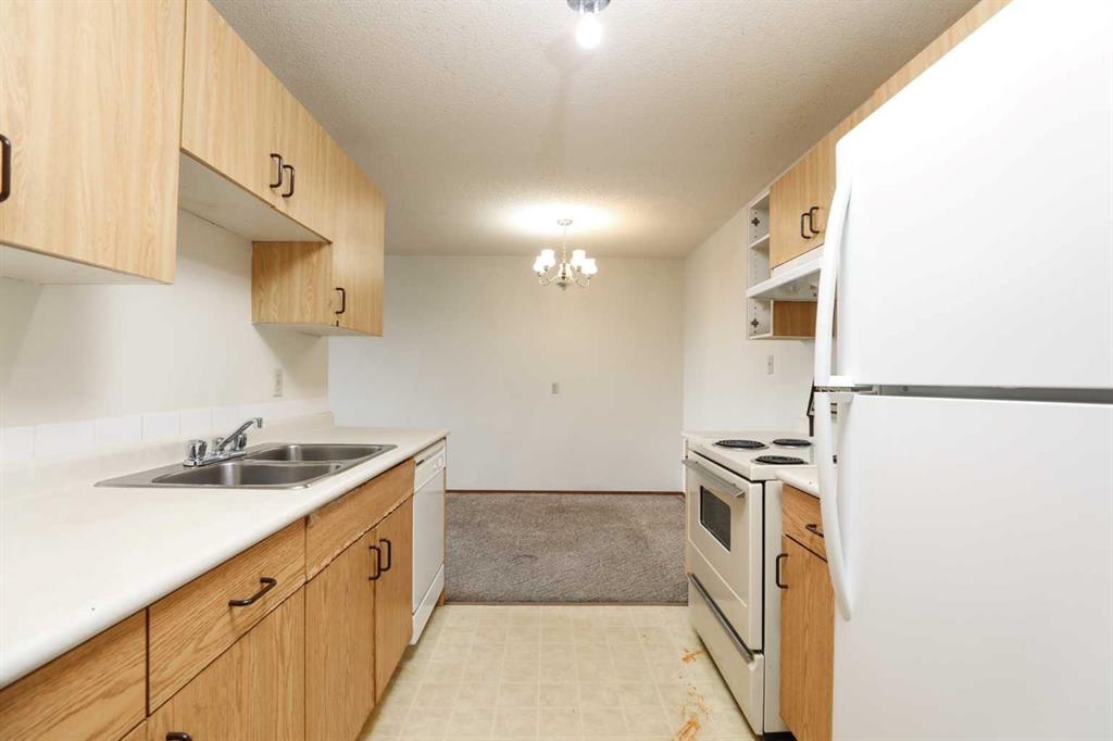 Fifth View of 220, 85 Foxbend Crescent N, Uplands, Lethbridge, Alberta, T1H 5T4
