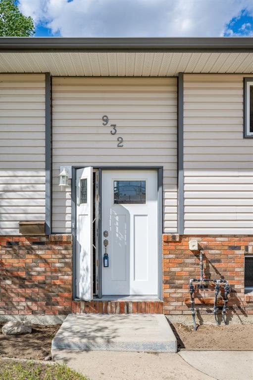 Third View of 932 22 Street NE, Northeast Crescent Heights, Medicine Hat, Alberta, T1C 1L7