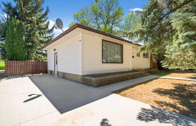 Fourth View of 423 12 Street NE, Northeast Crescent Heights, Medicine Hat, Alberta, T1A 5V3
