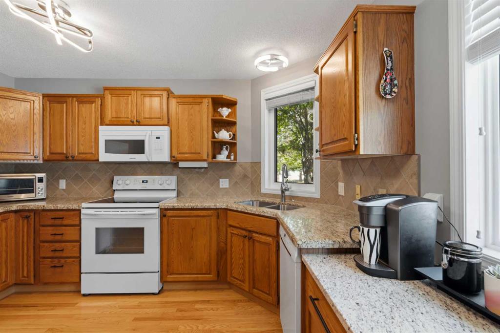 Fifth View of 42 Douglasbank Gardens SE, Douglasdale/Glen, Calgary, Alberta, T2Z 2C9