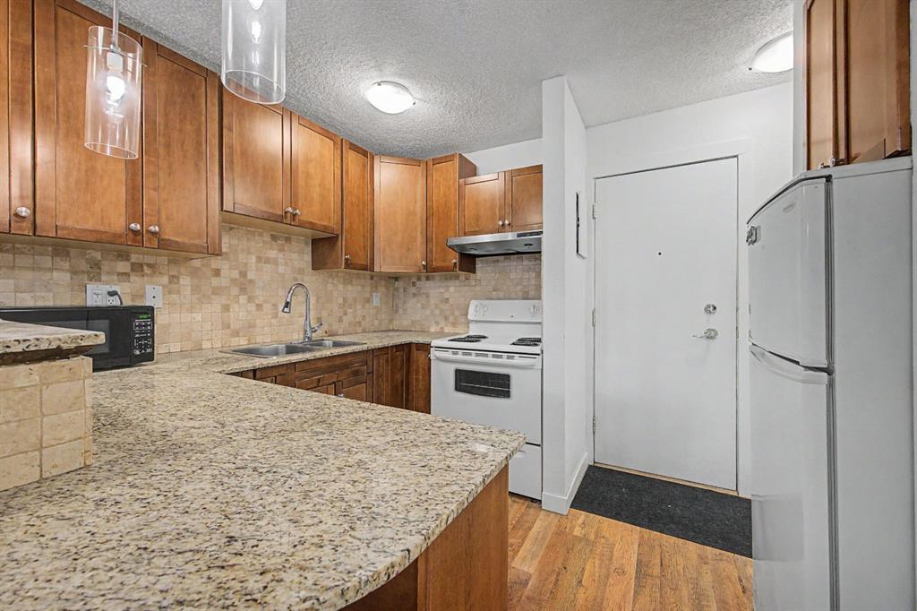 Third View of 207, 2130 17 Street SW, Bankview, Calgary, Alberta, T2T4M4