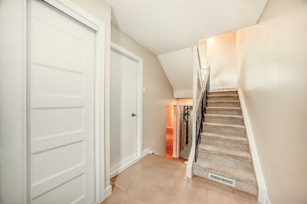 Fifth View of 9 Brae Glen Court SW, Braeside, Calgary, Alberta, T2W 1B6