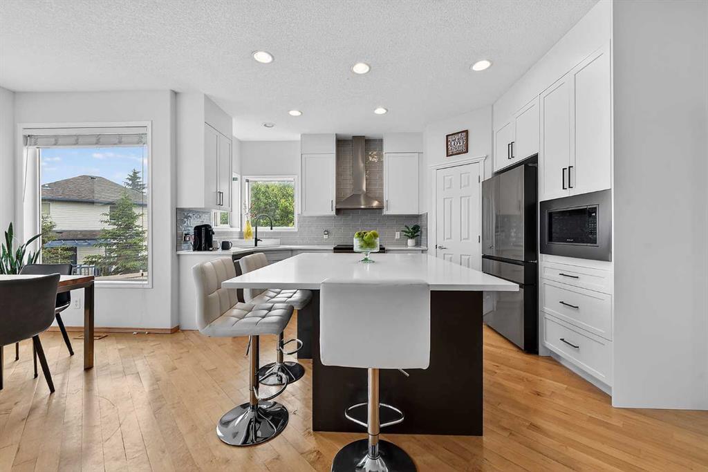 Third View of 36 Somerside Bay SW, Somerset, Calgary, Alberta, T2Y4K6