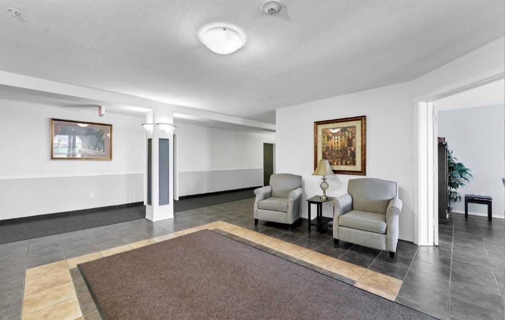 Fifth View of 309, 1632 Saamis Drive NW, Northwest Crescent Heights, Medicine Hat, Alberta, T1B 4X3