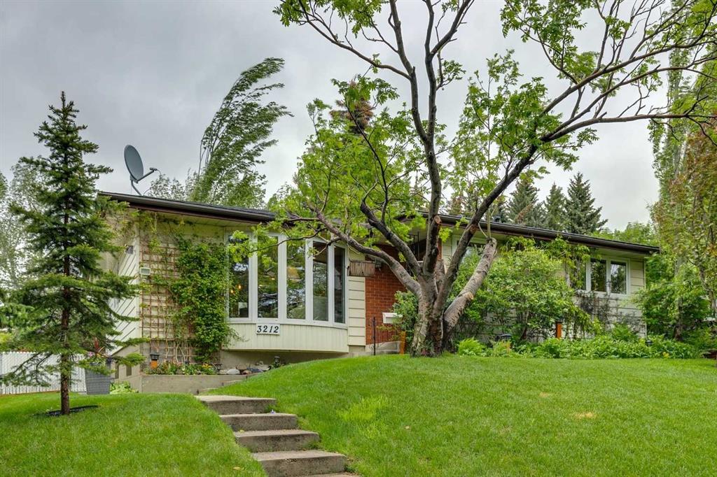 Main View of 3212 Conrad Drive NW, Charleswood, Calgary, Alberta, T2L 1B4
