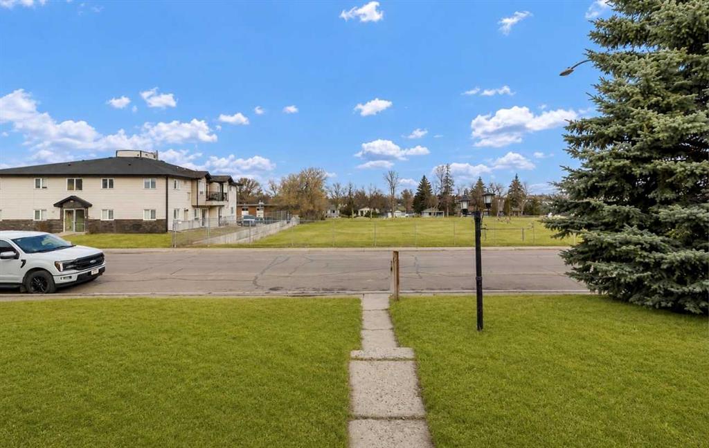 Third View of 261 9 Street SW, SW Hill, Medicine Hat, Alberta, T1A 4N8