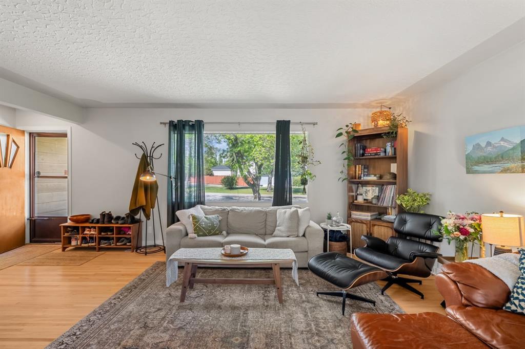 Fourth View of 1207 40 Avenue NW, Cambrian Heights, Calgary, Alberta, T2K 0G3