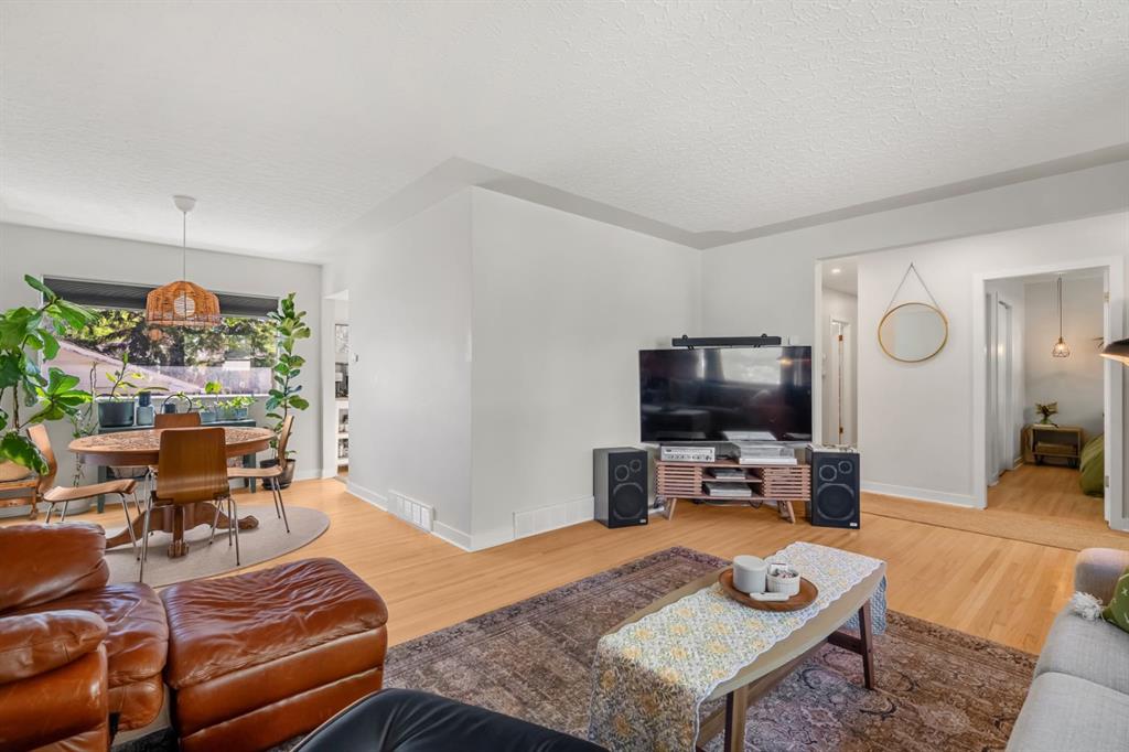 Fifth View of 1207 40 Avenue NW, Cambrian Heights, Calgary, Alberta, T2K 0G3