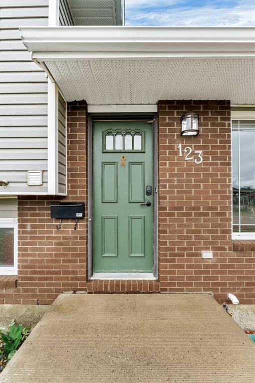 Fourth View of 123 Rossland Road SE, Ross Glen, Medicine Hat, Alberta, T1B 2N2