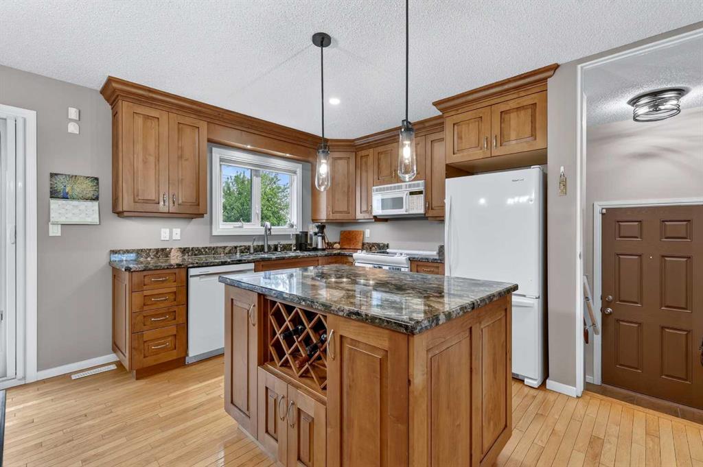 Third View of 10640 Oakmoor Way SW, Cedarbrae, Calgary, Alberta, T2W 2H8