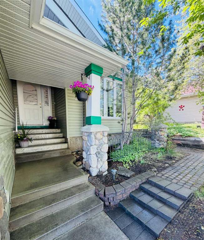 Third View of 13 Somerset Gate SW, Somerset, Calgary, Alberta, T2Y3G9