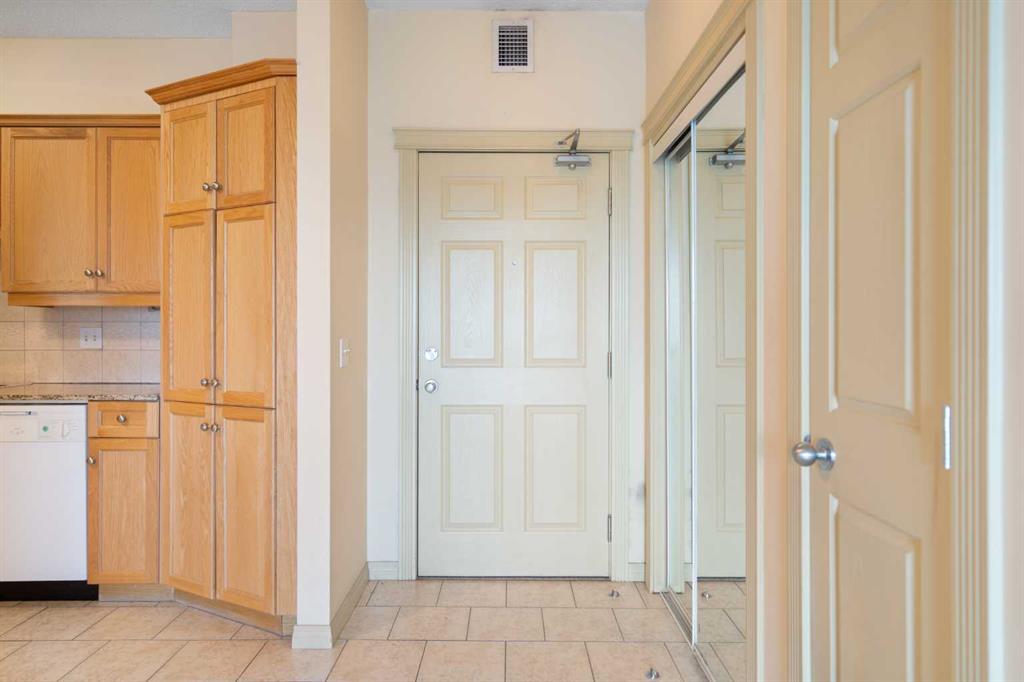 Third View of 512, 1507 Centre A Street NE, Crescent Heights, Calgary, Alberta, T2E 2Z8