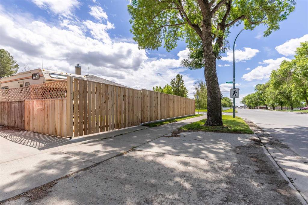 Fifth View of 2305 7 Avenue N, Majestic Place, Lethbridge, Alberta, T1H 0Z2