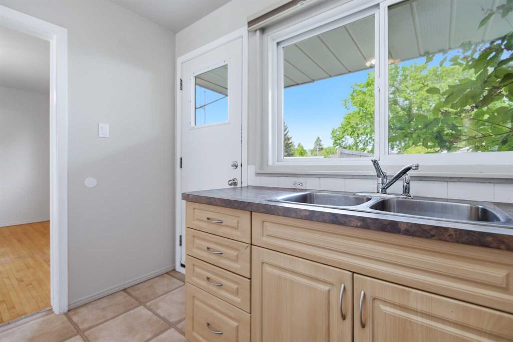 Fifth View of 1505, 3907 39 Street , Morrisroe, Red Deer, Alberta, T4N 0M6
