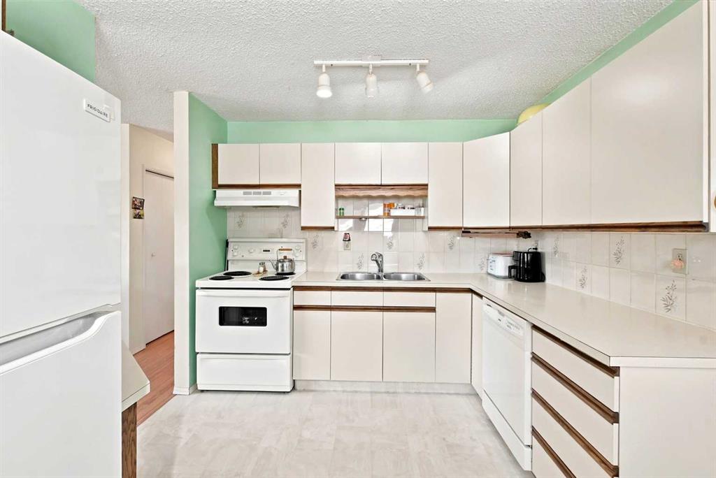 Third View of 38 Meadowview Close , Lakeview Heights, Sylvan Lake, Alberta, T4S1J2
