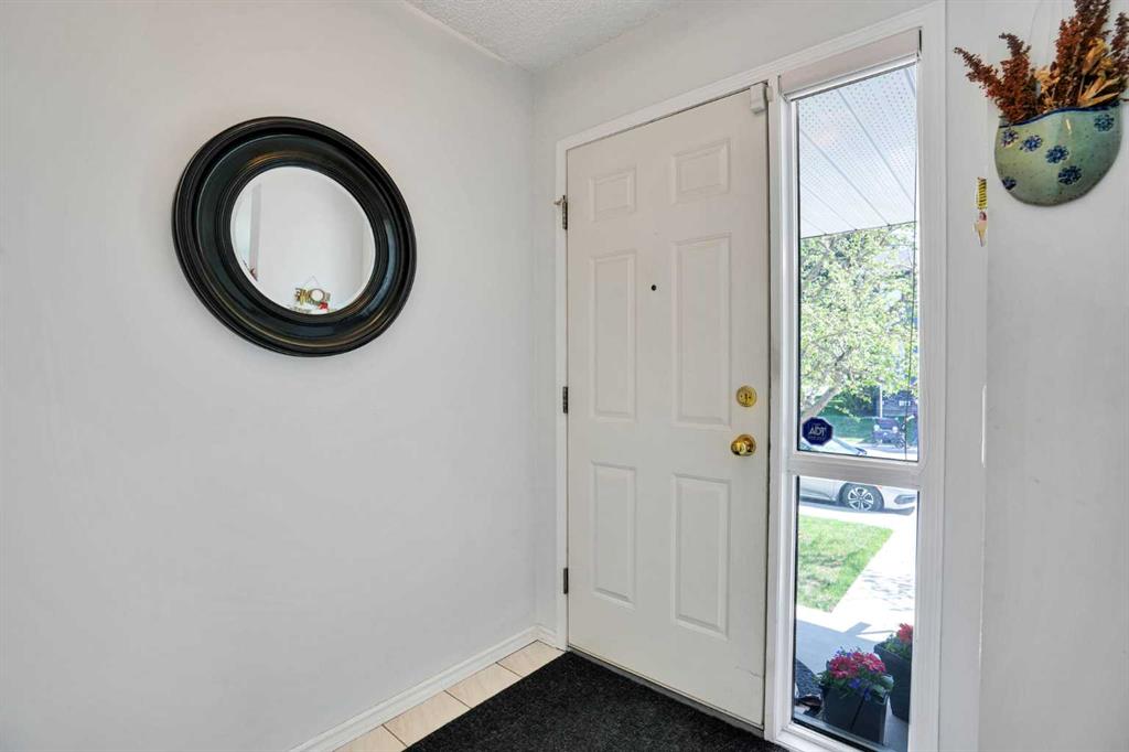 Fifth View of 2295 1 Street NE, Tuxedo Park, Calgary, Alberta, T2E 1T4