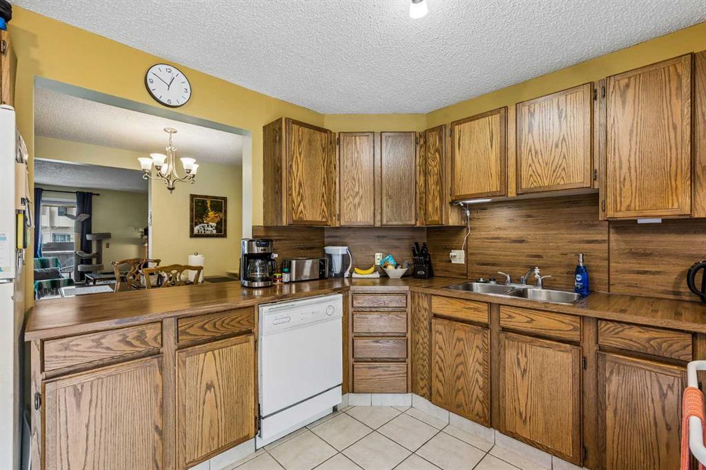 Fifth View of 24, 235 Berwick Drive NW, Beddington Heights, Calgary, Alberta, T2P 3C1
