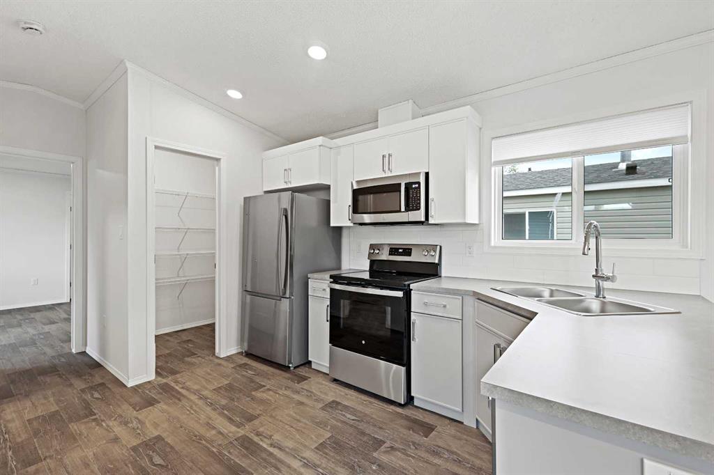 Fifth View of 5, 6220 17 Avenue SE, Red Carpet, Calgary, Alberta, T2A 0W6