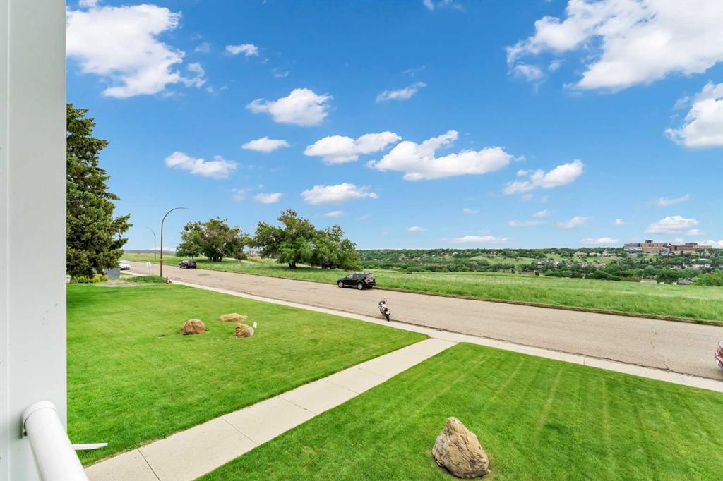 Fourth View of 6, 512 Mccutcheon Drive NW, Northwest Crescent Heights, Medicine Hat, Alberta, T1A6X7