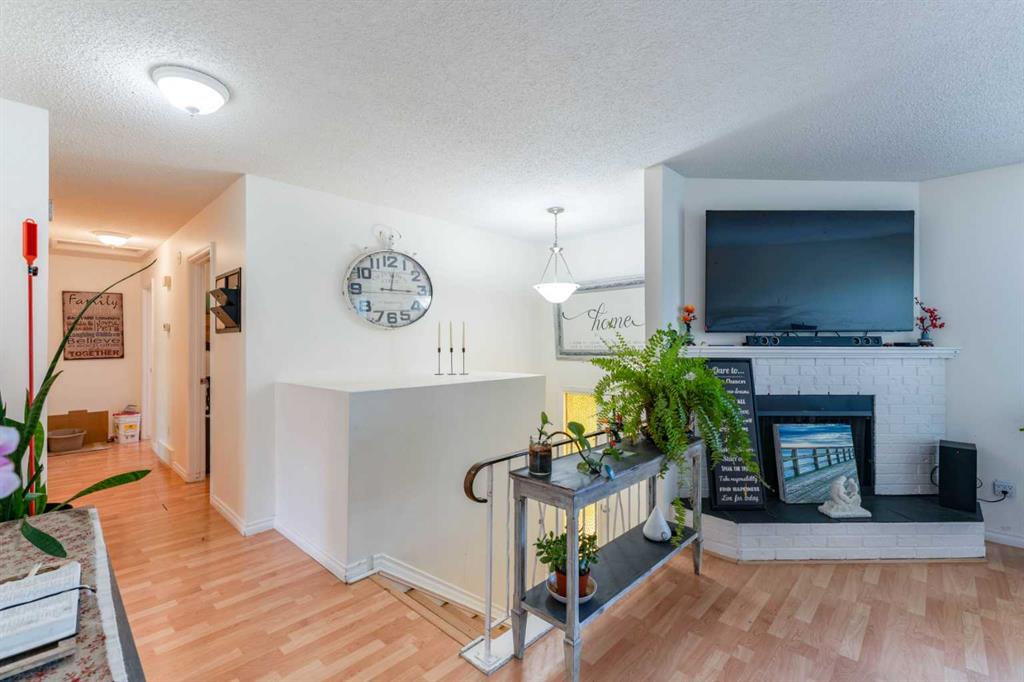 Fourth View of 9611 24 Street SW, Oakridge, Calgary, Alberta, T2V 4L2