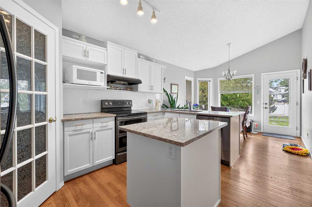 Fifth View of 501 Coral Keys Villas NE, Coral Springs, Calgary, Alberta, T3J3L8