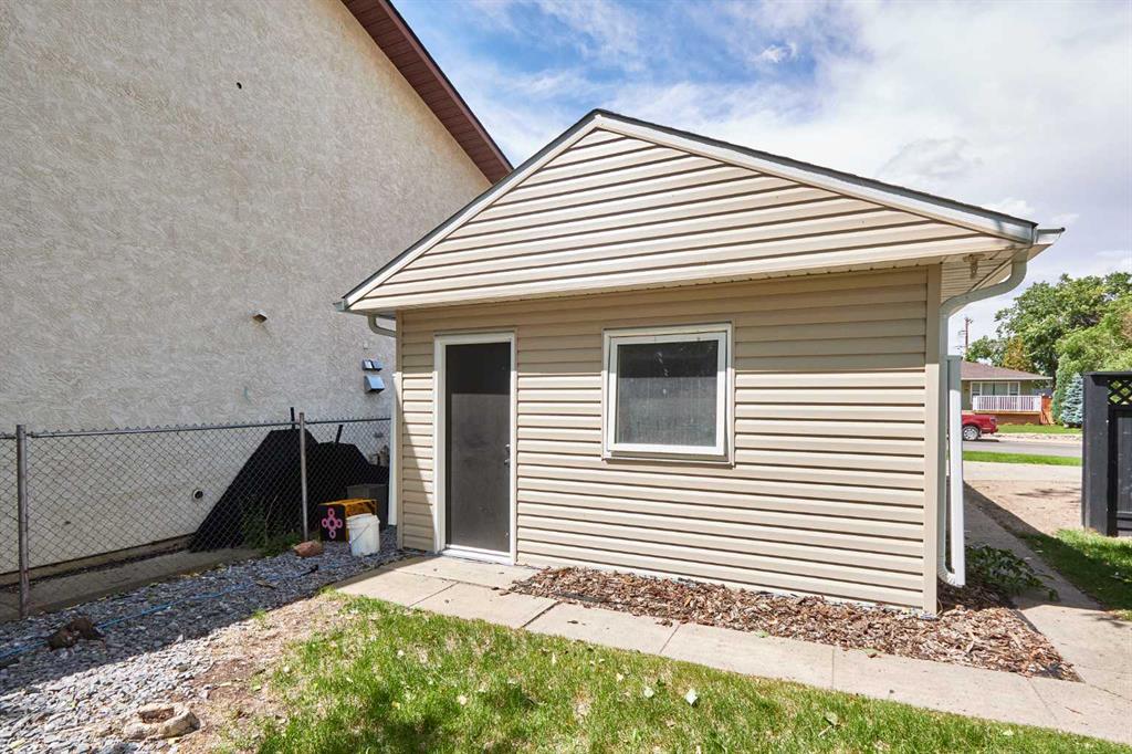 Fifth View of 640 Division Avenue NW, Northwest Crescent Heights, Medicine Hat, Alberta, T1A5Y1