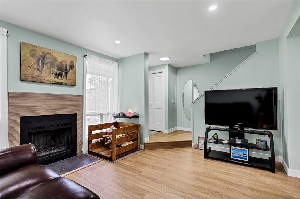 Fourth View of 2187 Woodview Drive SW, Woodlands, Calgary, Alberta, T2W 3N8