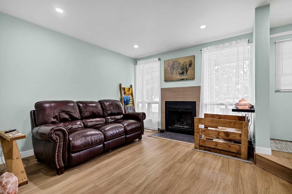 Fifth View of 2187 Woodview Drive SW, Woodlands, Calgary, Alberta, T2W 3N8