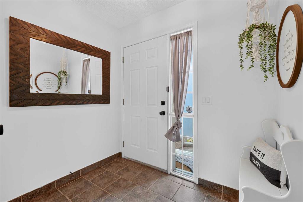 Fourth View of 37 Beddington Gardens NE, Beddington Heights, Calgary, Alberta, T3K4N9
