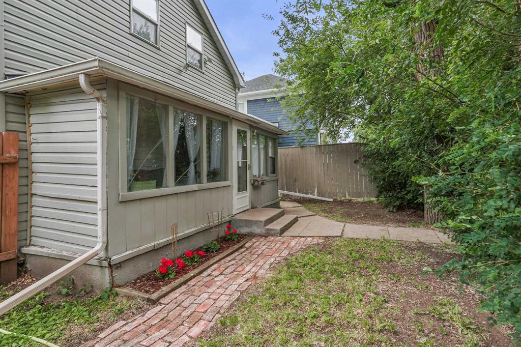 Third View of 405 12B Street N, Senator Buchanan, Lethbridge, Alberta, T1H 2L3
