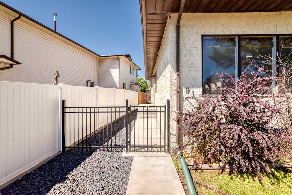 Fourth View of 91 Cedarwood Hill SW, Cedarbrae, Calgary, Alberta, t2w3h4