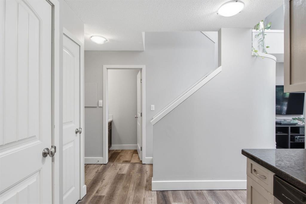 Fifth View of 10, 215 Village Terrace SW, Patterson, Calgary, Alberta, T3H 2L4