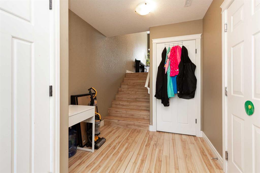 Fourth View of 879 Mt Sundance Manor W, Sunridge, Lethbridge, Alberta, T1J 1X5