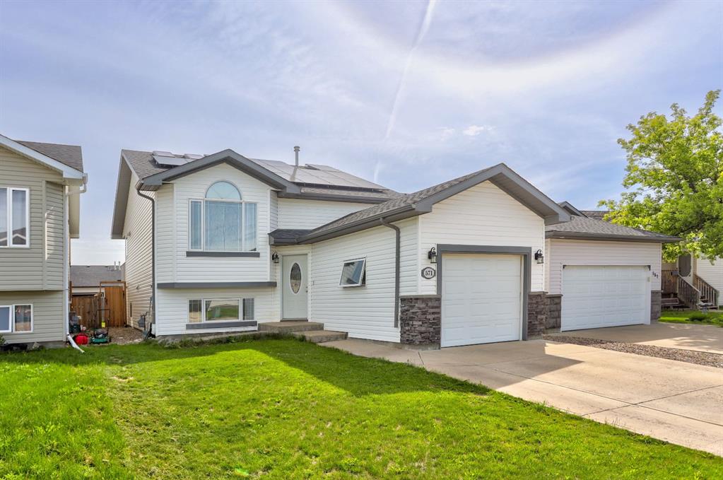 Third View of 571 Blackfoot Manor W, Indian Battle Heights, Lethbridge, Alberta, T1K 7W4