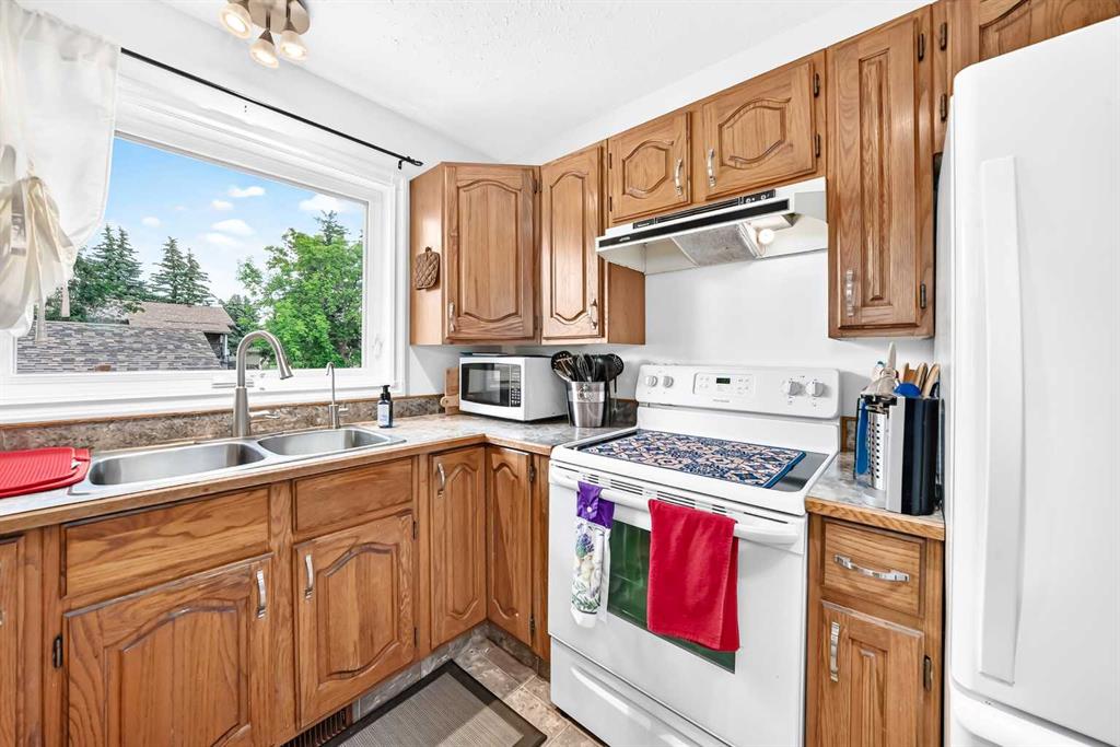 Fifth View of 5328 38 Street , Margodt, Innisfail, Alberta, T4G 1E8