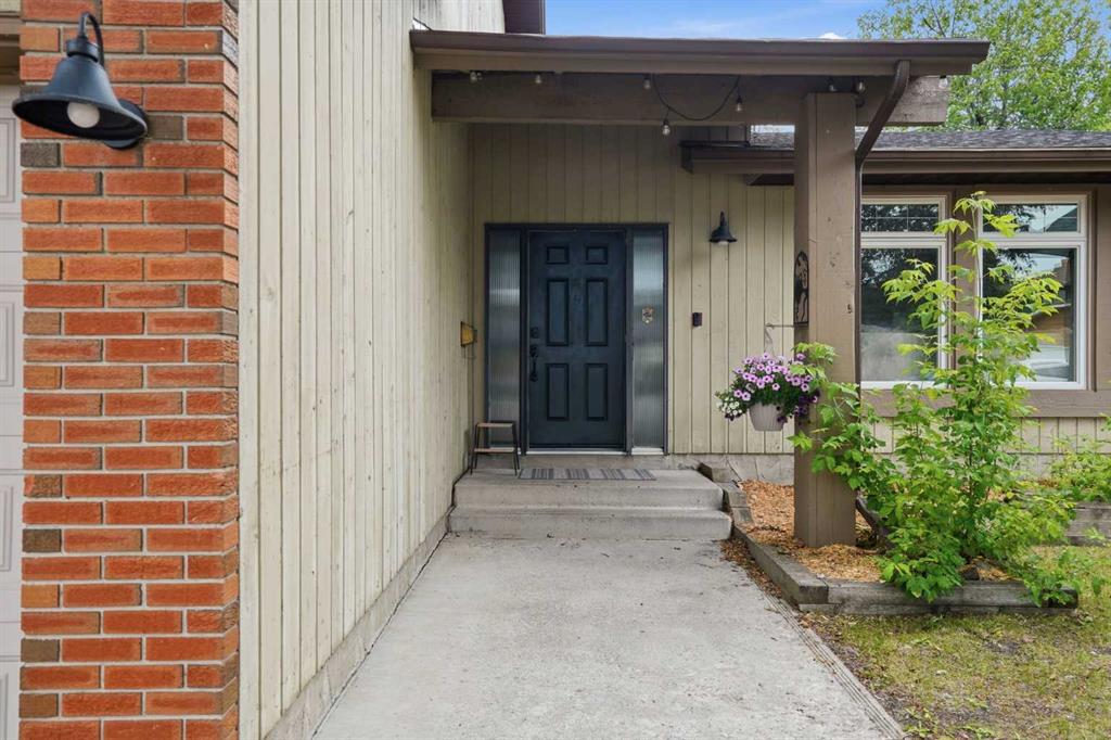 Third View of 527 Deer Side Place SE, Deer Run, Calgary, Alberta, T2J 6A1