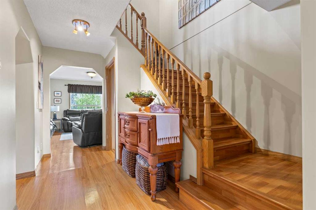 Fourth View of 158 Saratoga Close NE, Monterey Park, Calgary, Alberta, T1Y 7A1