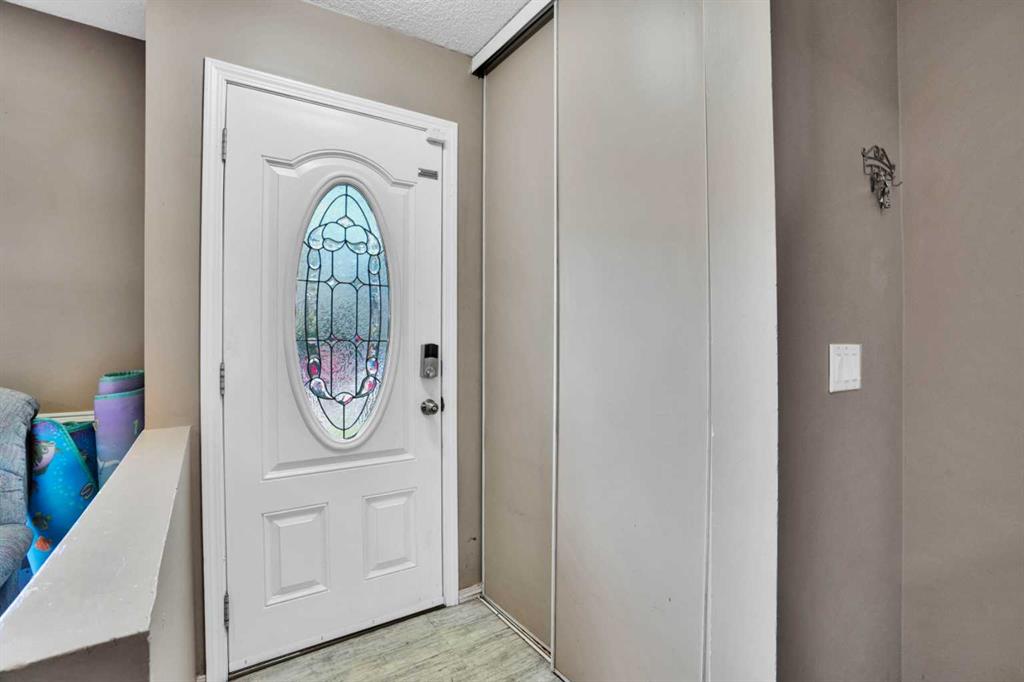 Fifth View of 95 Castlegreen Close NE, Castleridge, Calgary, Alberta, T3J 1Y6
