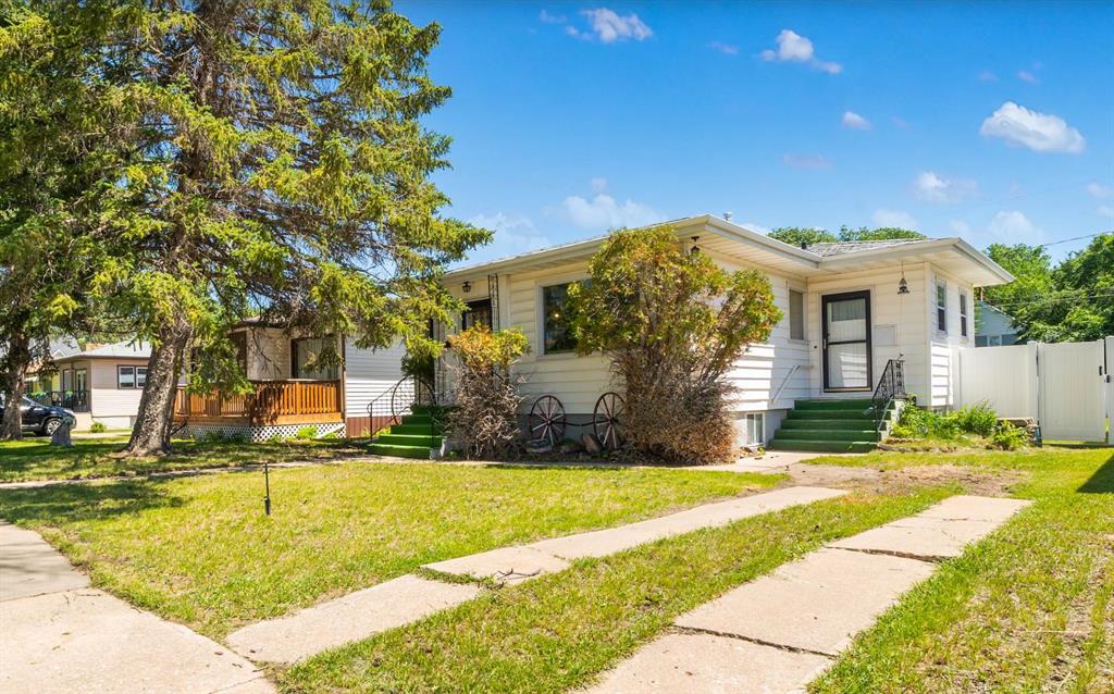 Second View of 121 5 Street SE, SE Hill, Medicine Hat, Alberta, T1A 0M4